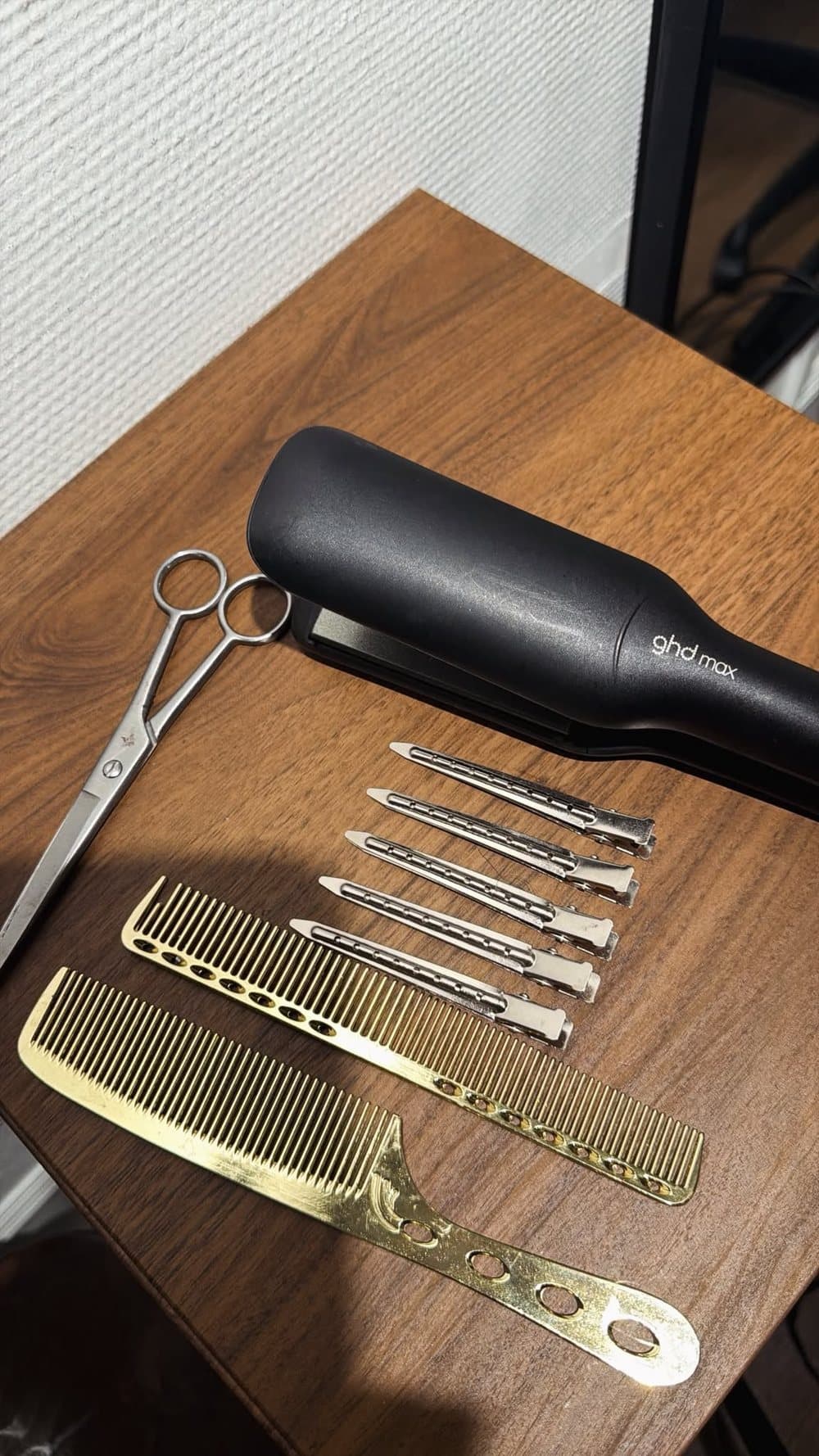 Outils de coiffure : lisseur, ciseaux, peignes et pinces