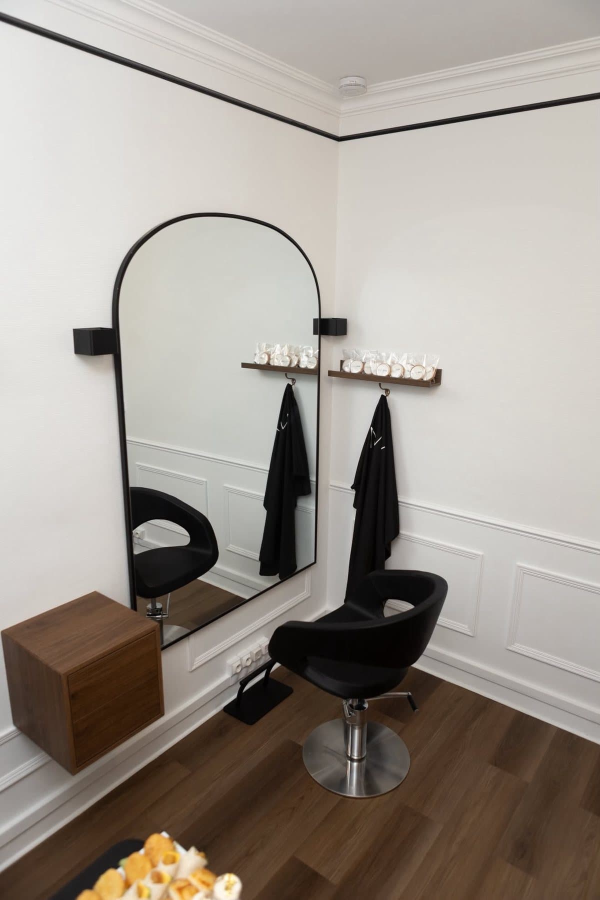 Poste de coiffure avec grand miroir arrondi et fauteuil noir